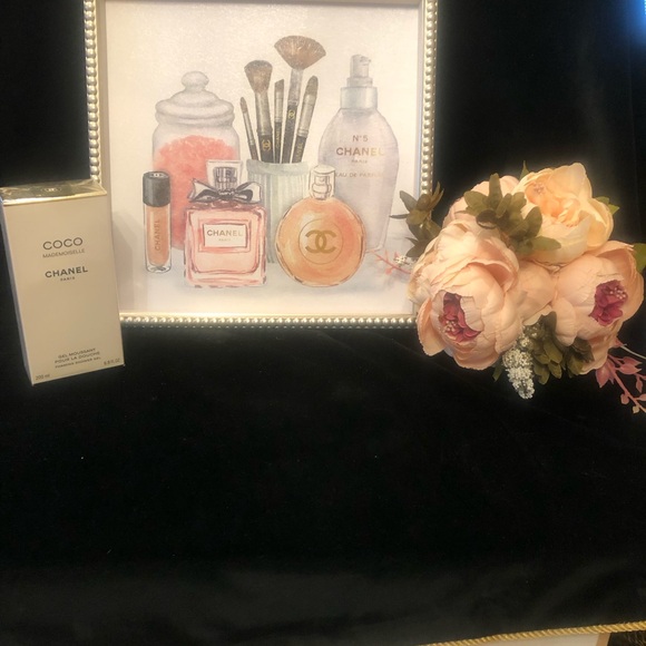 CHANEL Coco Mademoiselle Shower Gel with Chanel Wall Art - Picture 2 of 4